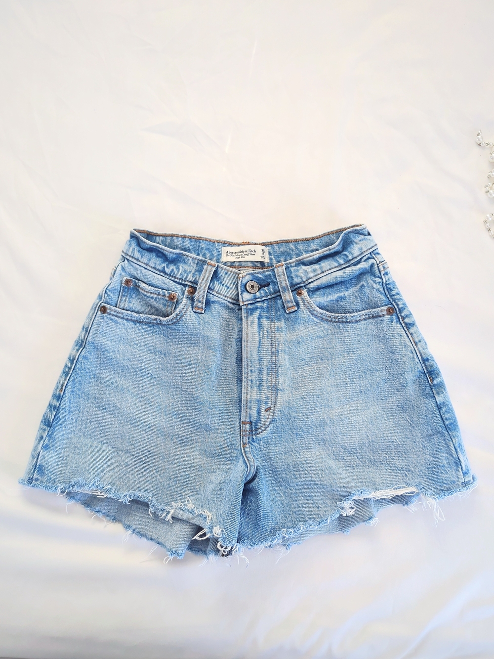 Abercrombie & Fitch the 90s Relaxed Cutoff Short High Rise - Picture 2 of 4